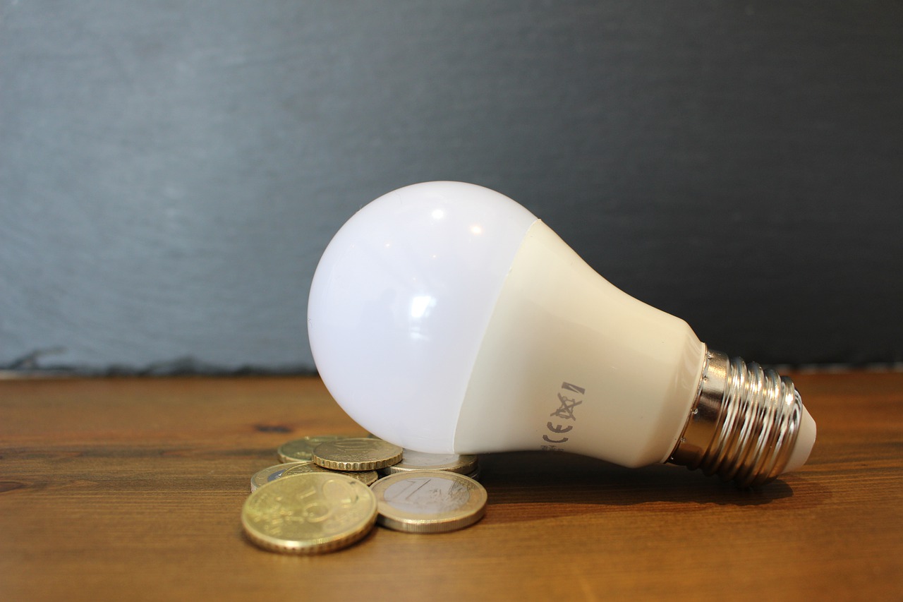 Jak oszczędzać energię elektryczną w firmie?